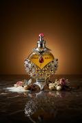 Frasco de Hareem Al Sultan Silver Khadlaj sobre mármol oscuro con fondo ámbar oscuro, fotografía editorial de lujo árabe