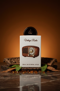 Caja de Vintage Radio Lattafa Pride sobre mármol oscuro con fondo ámbar oscuro, fotografía editorial de lujo árabe